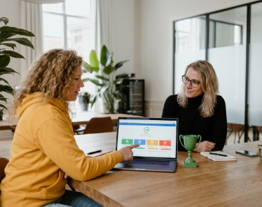 Twee developers reviewen front-end Lighthouse-prestatiescores samen op laptop in Zwolle kantoor