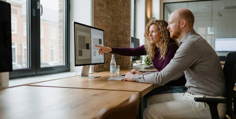 Twee collega's vergelijken lokale SEO-opties op Apple Studio Display