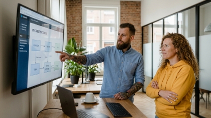 Collega's analyseren Laravel architectuurdiagram op scherm tijdens code-herstructurering in Zwolle