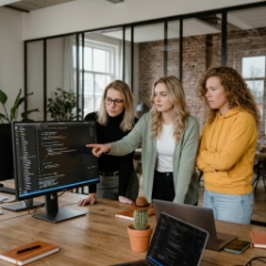 Laravel development team bespreekt code op groot scherm tijdens beslismoment in Zwolle kantoor