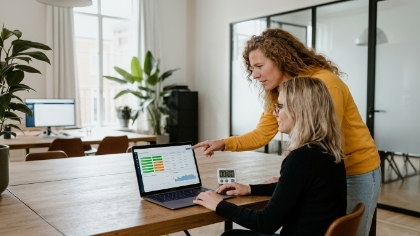 Team bekijkt Laravel wachtrijmonitoring op laptop bij versnelling van webapplicatie-ontwikkeling
