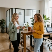 Collega's bespreken NestJS project bij staantafel tijdens koffiepauze in Zwolle kantoor