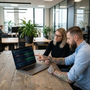 Collega's bespreken next.js development project bij koffiehoek in modern Zwolle kantoor
