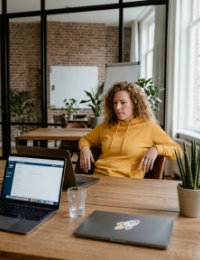 Developer leunt peinzend achterover aan bureau na next.js deploy in licht Zwolle kantoor