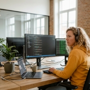 Developer bouwt Node.js REST API met Express in code-editor en terminal in Zwolle kantoor