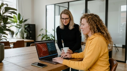 Team vergelijkt geneste callbacks met async/await refactoring in Node.js code-editor in Zwolle