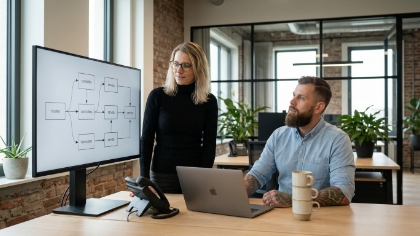 Collega's analyseren Express.js routestructuur op architectuurdiagram in Zwolle kantoor