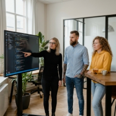Node.js development team bespreekt Express-routering op groot scherm in Zwolle kantoor