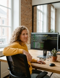 Developer bekijkt Python serverlog op terminal bij Django FastAPI project in Zwolle kantoor