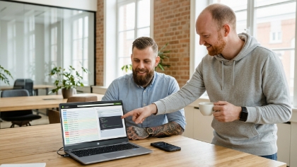 Team bekijkt OpenAPI-documentatie voor Python REST API-integratie op laptop in Zwolle kantoor