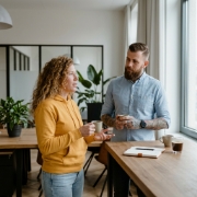 Collega's bespreken Python development project bij staantafel in Zwolle kantoor