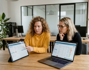 Twee developers reviewen Django admin-interface samen op laptop bij Python development in Zwolle