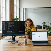 Developer bouwt React componenten met JSX en Storybook op dubbel scherm in Zwolle kantoor