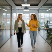 Collega's bespreken React applicatie-architectuur tijdens loopgesprek in Zwolle kantoor