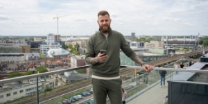 SEO-consultant op dakterras met panoramisch uitzicht over Eindhoven, Evoluon in de verte