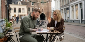 Team bespreekt contentstrategie op terras in Zwolle met Sassenpoort op achtergrond