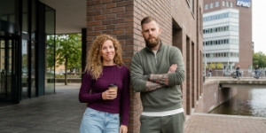 Twee collega's van SEO bureau Zwolle bij Grote Voort met droogkomische blik over SEO rapportages