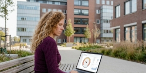 SEO specialist bekijkt trage website performance scores op laptop op plein in Zwolle