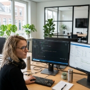 Developer bouwt AWS Lambda functies in code-editor met cloudconsole op dubbel scherm in Zwolle