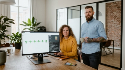 Collega's bekijken serverless CI-pipeline en observability-paneel op scherm in Zwolle kantoor