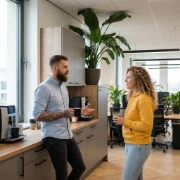 Collega's bespreken serverless development project bij koffiehoek in Zwolle kantoor