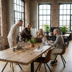 studio-ubique-team-overleg-houten-tafel-macbooks-zwolle