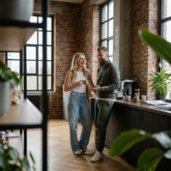 twee-collegas-deuropening-industrieel-kantoor-zwolle