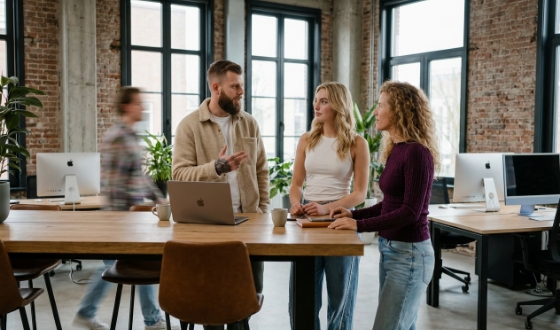 studio-ubique-team-staand-overleg-hoge-tafel-bewegingsblur