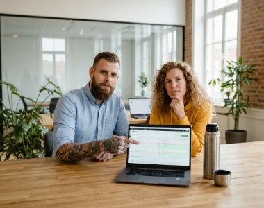 Twee developers reviewen samen Vue.js componentcode op laptop in Zwolle kantoor