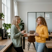 Collega's bespreken Vue.js project bij koffiehoek in modern Zwolle kantoor