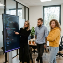 Vue.js development team bespreekt single-file componentcode op groot scherm in Zwolle kantoor