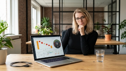 Developer analyseert trage laadtijd van website op laptop in kantoor Zwolle