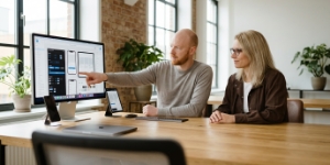 Twee ontwerpers bekijken een mobiel design system met componenten.