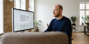 Over-de-schouder beeld van een ontwerper die een landingspagina-layout bewerkt.