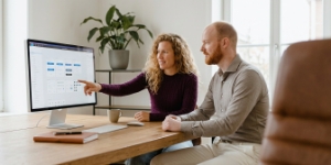 Twee Studio Ubique-ontwerpers bekijken een design system met componenten op het scherm.