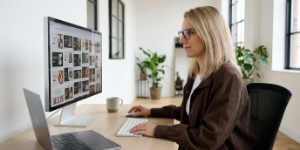 Ontwerper bekijkt advertentiebeelden en landingspagina-visuals op het scherm.