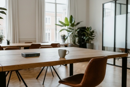 Vergadertafel met koffie en een vergaderapparaat, serverless backend op AWS Lambda en Firebase