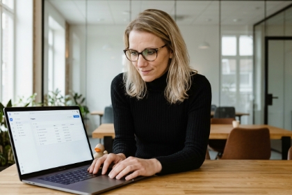 Teamlid van Studio Ubique werkt in WordPress op een laptop, WordPress CMS-ontwikkeling