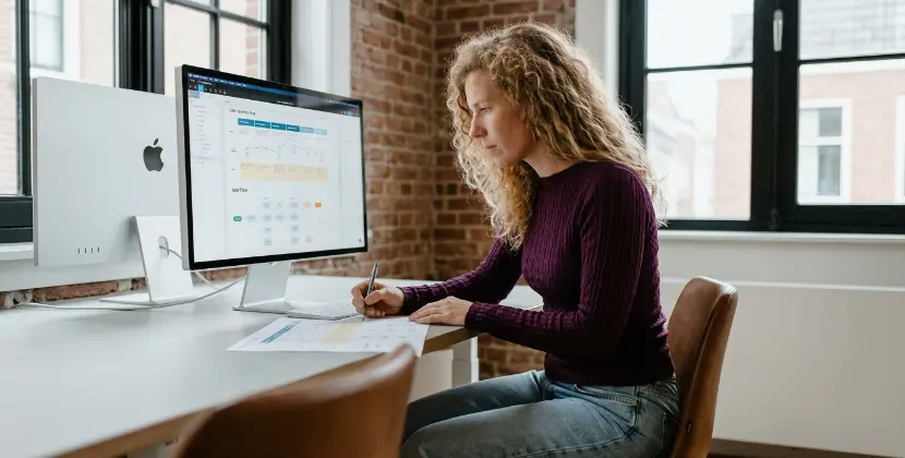 Ontwikkelaar werkt aan een ATS-koppeling op een laptop aan een houten bureau in Zwolle