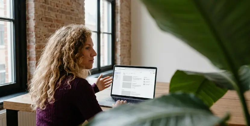 Collega vergelijkt twee ATS-opties op een dashboard op een iMac in een kantoor in Zwolle