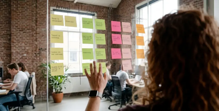 Over-de-schouder blik op post-it wand met vier lekpunten van de website