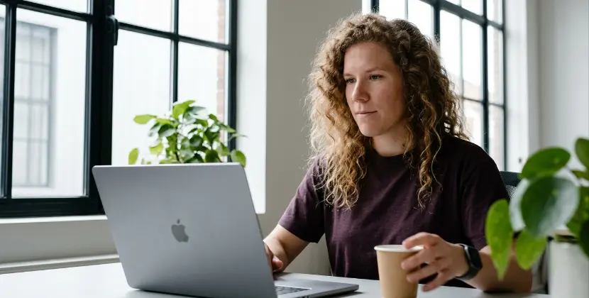 Marketeer bekijkt rustig een abstracte SEO-dataweergave op een laptop in een Zwols kantoor