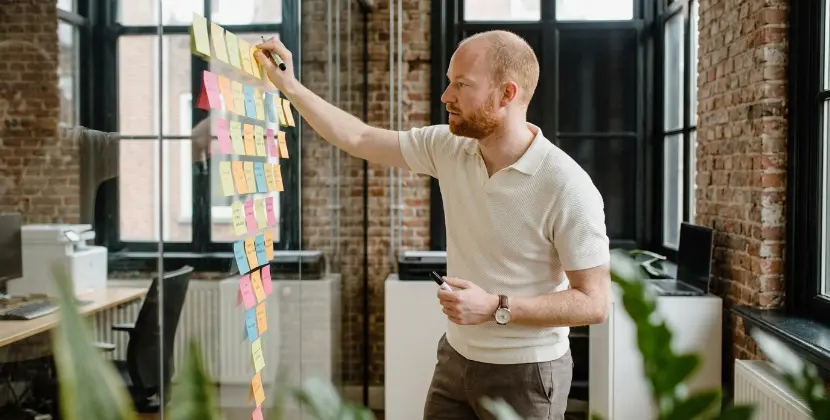 B2B-strateeg ordent post-its tot een funnel op een glaswand in een Zwols kantoor