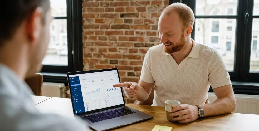 Developer en projectmanager bespreken samen een componentbibliotheek op een scherm