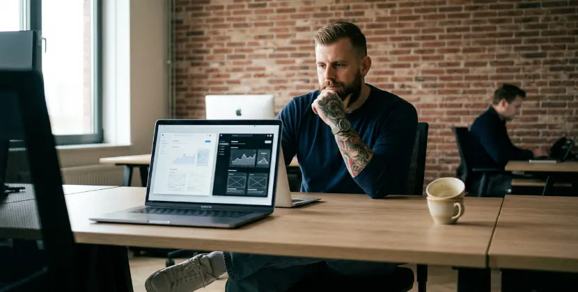 Team beoordeelt samen de kwaliteit van een opgeleverde functie op een laptopscherm