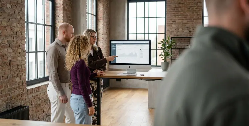 Collega's controleren de vacaturesynchronisatie en updates van een recruitmentwebsite op scherm in Zwolle