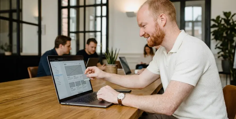 UX designer werkt aan een sitemap en wireframes in Figma tijdens een websiteproject