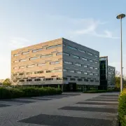 Kantoorpand aan de Zwartewaterallee in Zwolle waar Studio Ubique zit, in de late middagzon