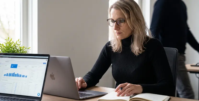 maandelijkse overzichtssheet met vermeldingspercentages over vier AI-assistenten en kolommen voor concurrenten