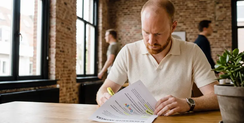 marketeer leest een AI-antwoord en noteert in een schrift welke merken genoemd worden